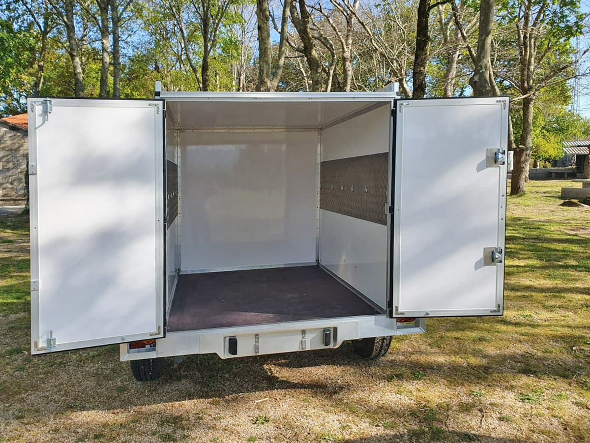 Remolque de aluminio y panel sándwich de poliéster