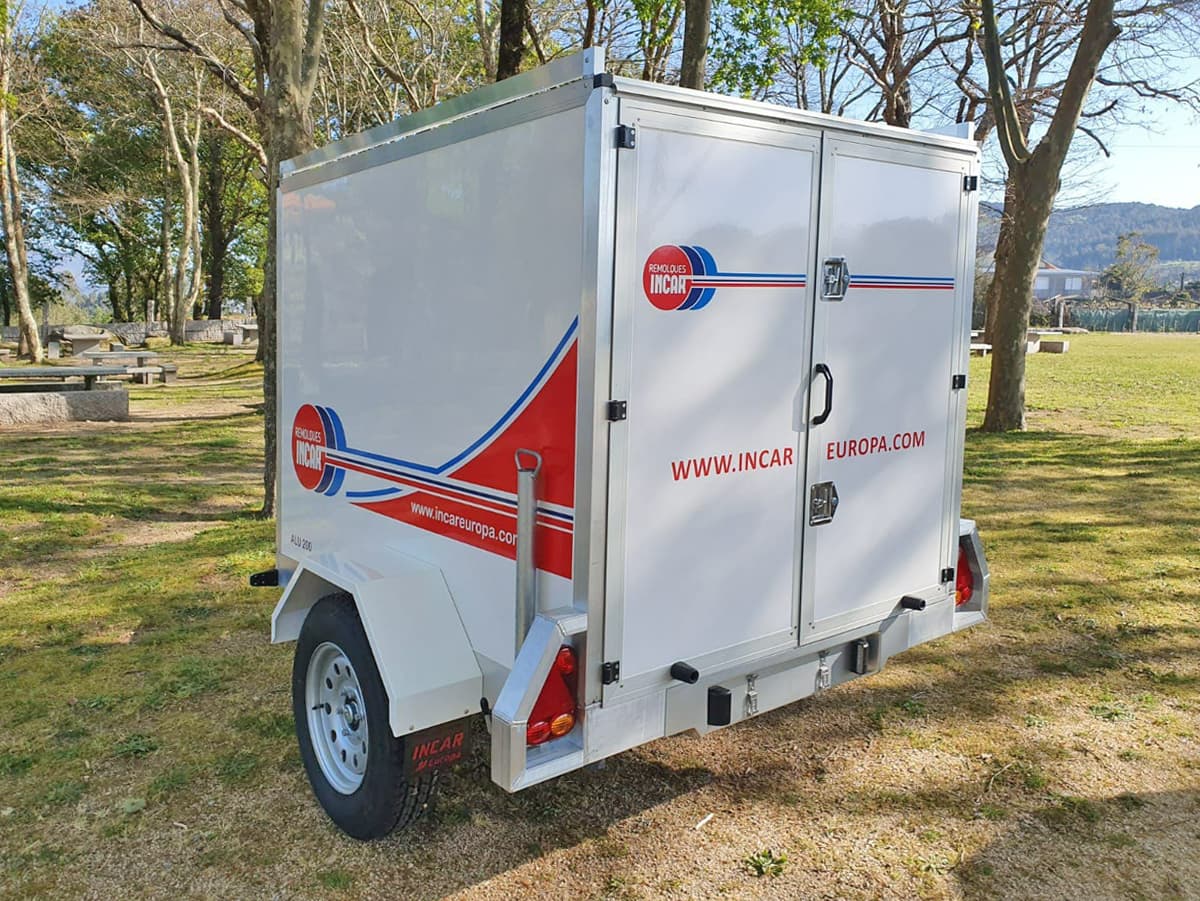 Remolque de aluminio y panel sándwich de poliéster